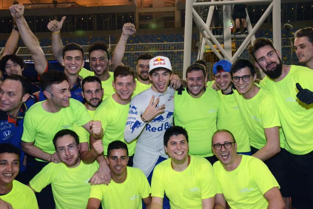 红牛二队横扫威廉姆斯，汉密尔顿统治全场的简单介绍