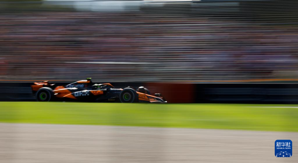 梅赛德斯鏖战迈凯伦，塞恩斯关键制胜的简单介绍